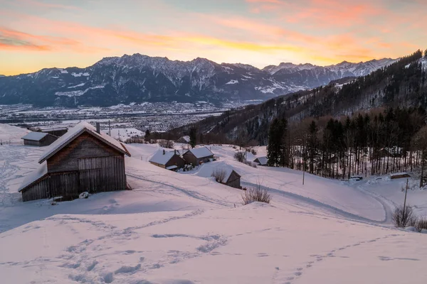Invierno suizo - Cabaña y montaña cubiertas de nieve — Foto de Stock