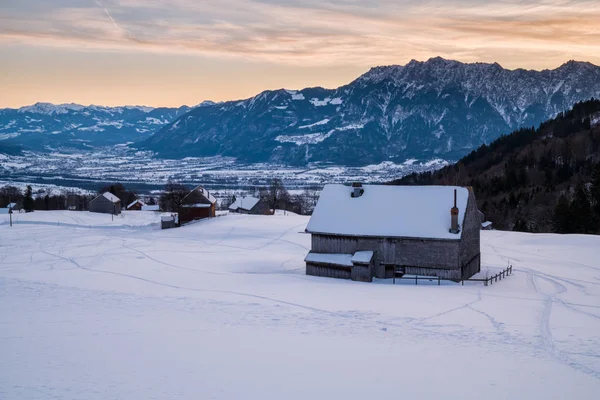Invierno suizo - Cabañas en la nieve — Foto de Stock