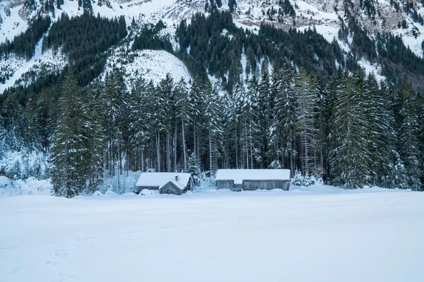 Swiss Winter - Granero bajo la montaña — Foto de Stock