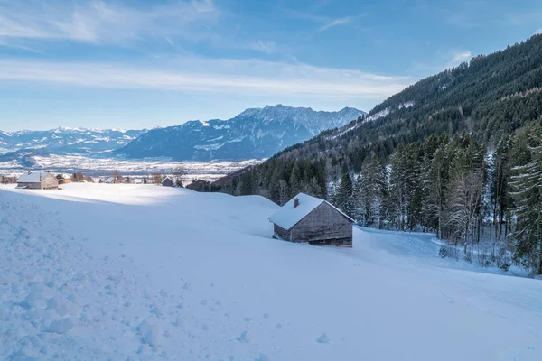 Swiss Winter - Granero cubierto de nieve — Foto de Stock