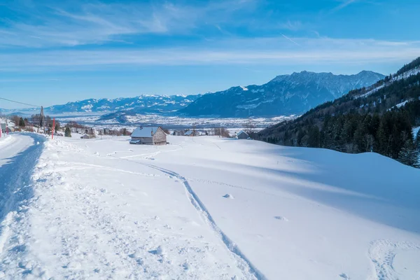 Swiss Winter - Granero cubierto de nieve — Foto de Stock