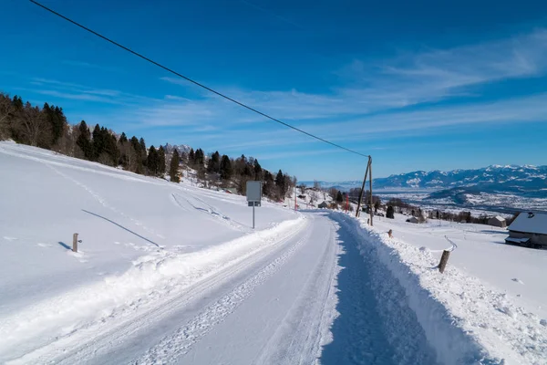 Invierno suizo - Camino cubierto de nieve — Foto de Stock