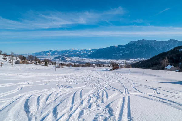Invierno suizo - Pistas en nieve — Foto de Stock