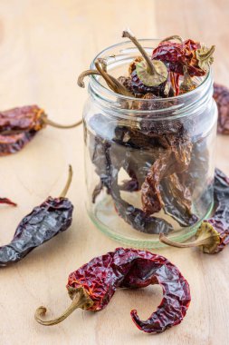 Depoda kurutulmuş biber.