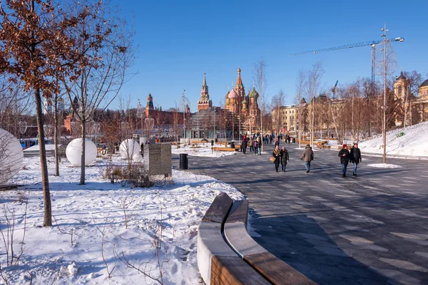 Парк Зарядье в солнечный зимний день — стоковое фото