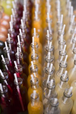  renkli likör payet ile küçük cam şişelerde