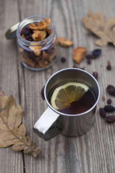 Černý čaj s citronem železo cup — Stock fotografie