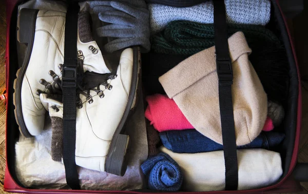 Koffer naar de winter reis ingepakt — Stockfoto