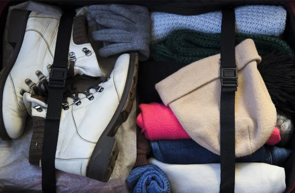 Mengemasi koper untuk pergi ke perjalanan musim dingin — Stok Foto