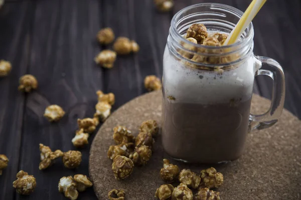 Karamell-Popcorn-Kakao in einer transparenten Tasse mit Henkel — Stockfoto