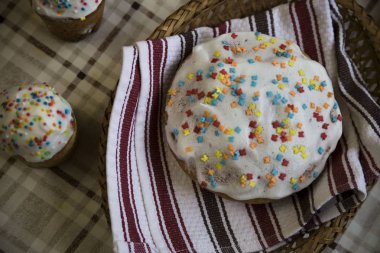 Renkli Paskalya yumurta ve ev yapımı kek Paskalya Paskalya gününde