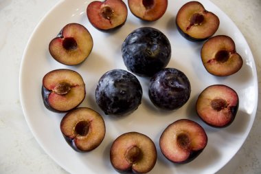 Erik ortaya konulan bir havluda bahçesinden