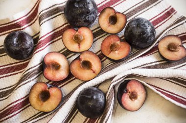 Erik ortaya konulan bir havluda bahçesinden