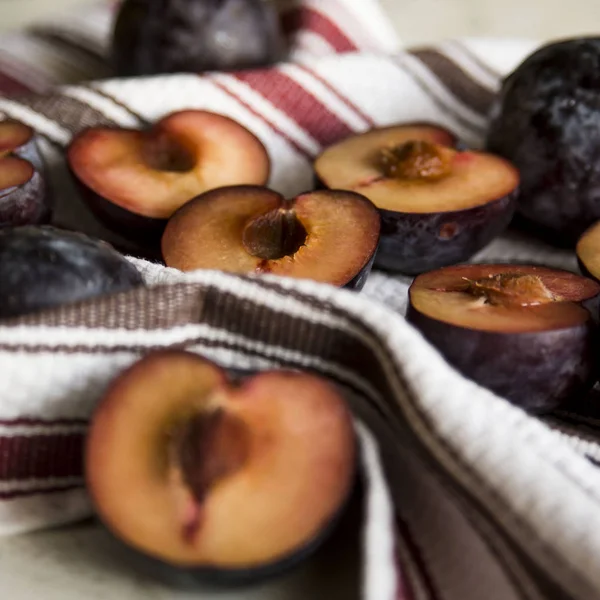 Pflaumen aus dem Garten auf einem Handtuch ausgebreitet — Stockfoto