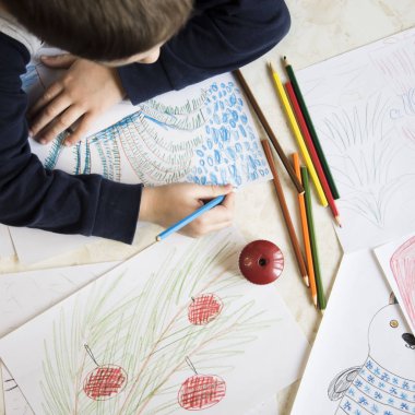 Çocuk kış ve Noel, yeni yıl kalem çizimleri çizer