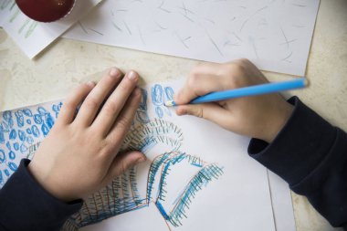 Çocuk kış ve Noel, yeni yıl kalem çizimleri çizer