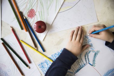 Çocuk kış ve Noel, yeni yıl kalem çizimleri çizer