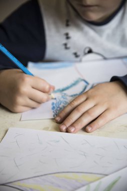 Çocuk kış ve Noel, yeni yıl kalem çizimleri çizer