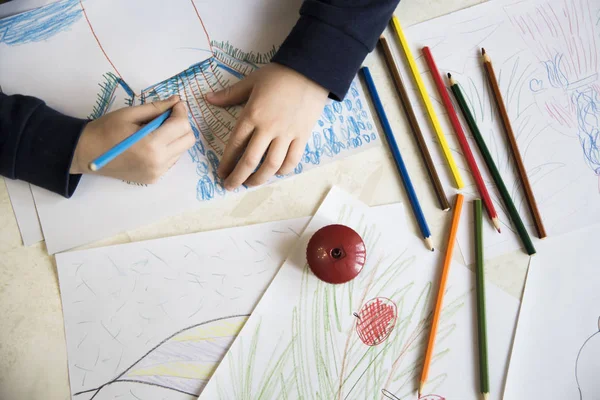 Çocuk kış ve Noel, yeni yıl kalem çizimleri çizer