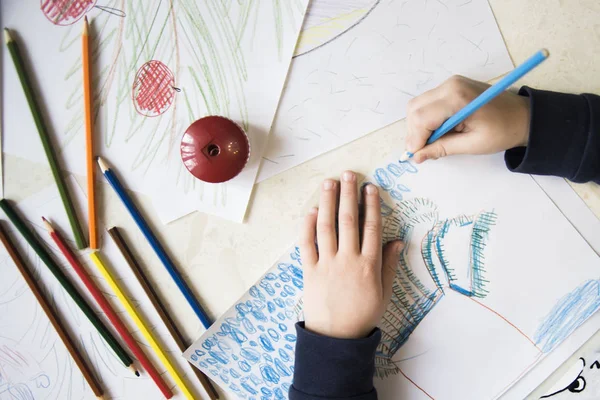 Çocuk kış ve Noel, yeni yıl kalem çizimleri çizer