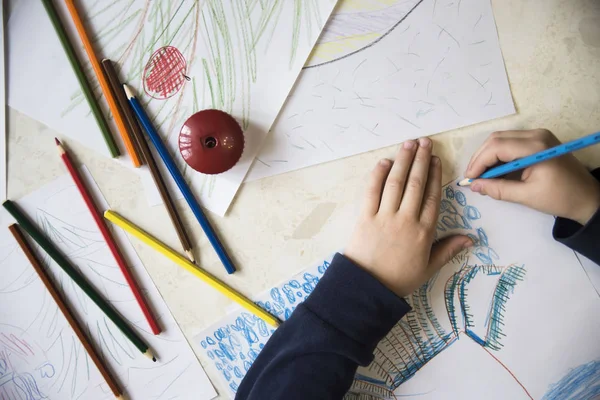 Çocuk kış ve Noel, yeni yıl kalem çizimleri çizer