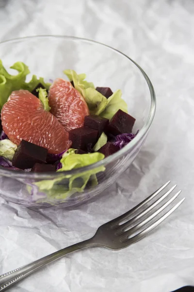 Salade met grapefruit, rode kool, bieten en sla. brood — Stockfoto