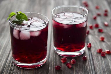 Nar nar taneleri, limon ve nane ile kokteyl. Alkollü ve alkolsüz