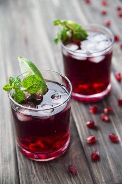 Nar nar taneleri, limon ve nane ile kokteyl. Alkollü ve alkolsüz