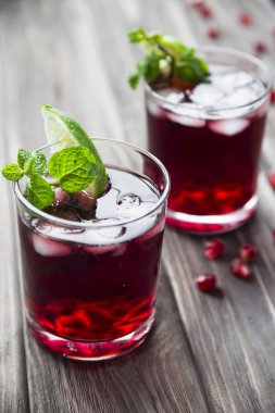 Nar nar taneleri, limon ve nane ile kokteyl. Alkollü ve alkolsüz