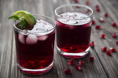 Nar nar taneleri, limon ve nane ile kokteyl. Alkollü ve alkolsüz