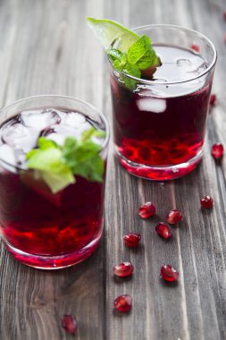 Nar nar taneleri, limon ve nane ile kokteyl. Alkollü ve alkolsüz