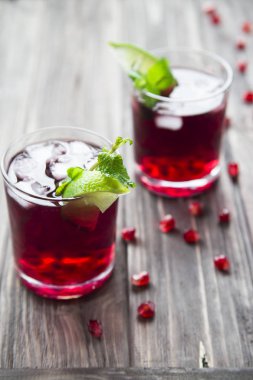 Nar nar taneleri, limon ve nane ile kokteyl. Alkollü ve alkolsüz