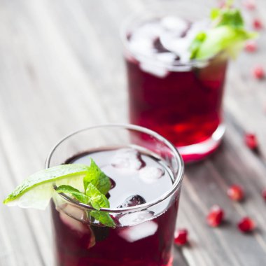 Nar nar taneleri, limon ve nane ile kokteyl. Alkollü ve alkolsüz