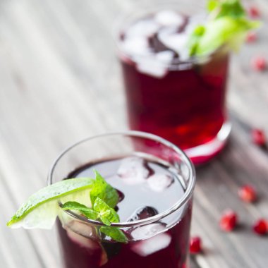 Nar nar taneleri, limon ve nane ile kokteyl. Alkollü ve alkolsüz