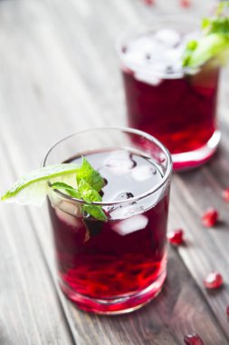 Nar nar taneleri, limon ve nane ile kokteyl. Alkollü ve alkolsüz