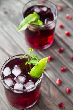 Nar nar taneleri, limon ve nane ile kokteyl. Alkollü ve alkolsüz