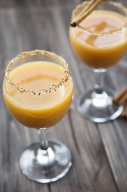 portakal suyu ve tarçın ile alkollü içecek