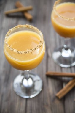 portakal suyu ve tarçın ile alkollü içecek