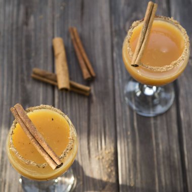 portakal suyu ve tarçın ile alkollü içecek