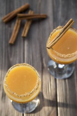 portakal suyu ve tarçın ile alkollü içecek