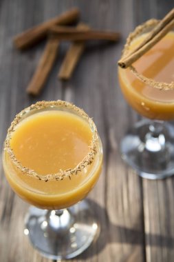 portakal suyu ve tarçın ile alkollü içecek