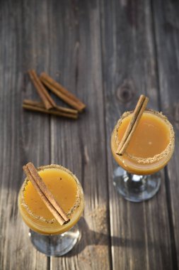 portakal suyu ve tarçın ile alkollü içecek