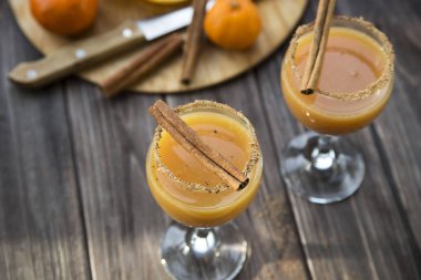 portakal suyu ve tarçın ile alkollü içecek