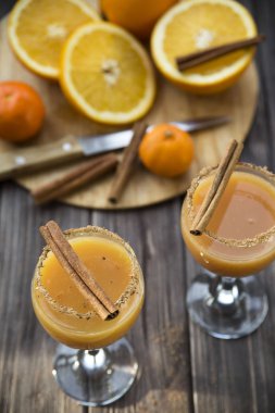 portakal suyu ve tarçın ile alkollü içecek