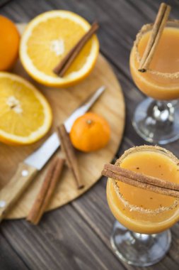 portakal suyu ve tarçın ile alkollü içecek