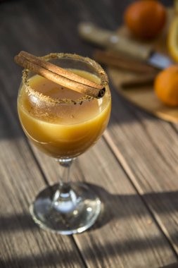 portakal suyu ve tarçın ile alkollü içecek