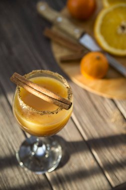 portakal suyu ve tarçın ile alkollü içecek