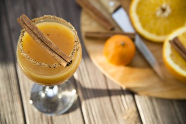 portakal suyu ve tarçın ile alkollü içecek