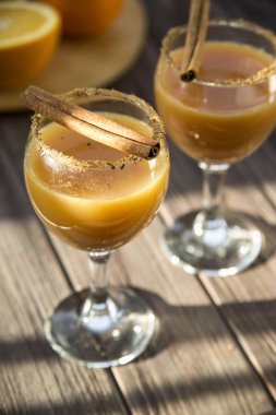 portakal suyu ve tarçın ile alkollü içecek