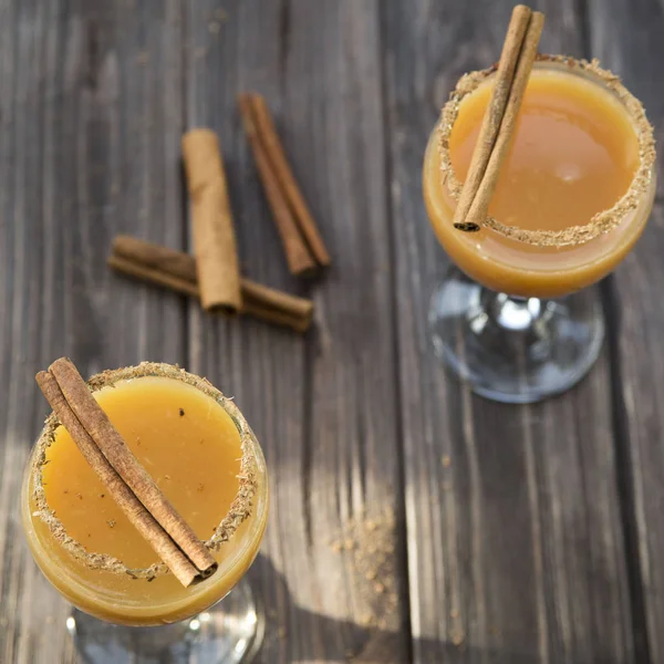 Alkoholisches Getränk mit Orangensaft und Zimt — Stockfoto